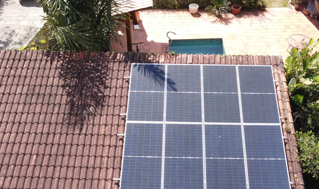 Preço de painéis solares cai 40% em 2023 no Brasil